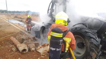 ncendi tractor en un camp de cultiu