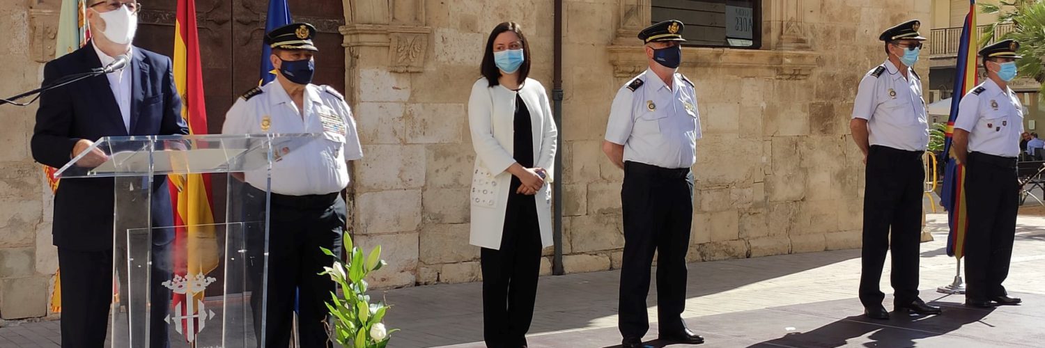 acte del lliurament del bastó de comandament de la Policia Nacional a l’Inspector Jefe de la Comissaria d’Alzira-Algemesí