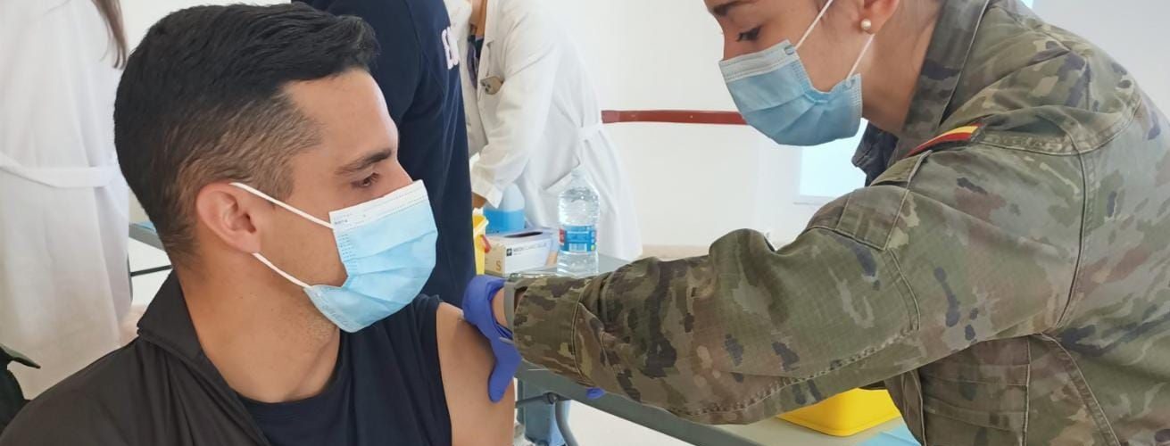 militar vacunando