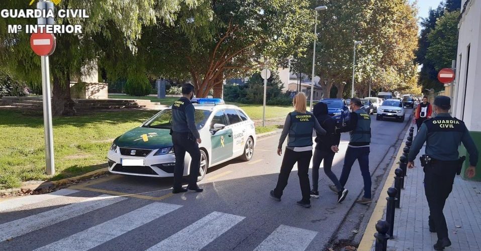 detenidos tapas de alcantarillado público