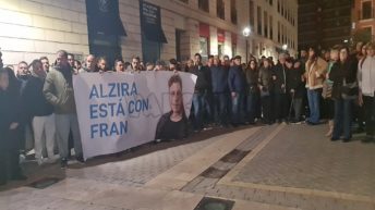 Alzira es bolca amb Fran i la seua família omplint la plaça de l’ajuntament