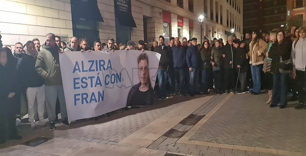 Alzira es bolca amb Fran i la seua família omplint la plaça de l’ajuntament